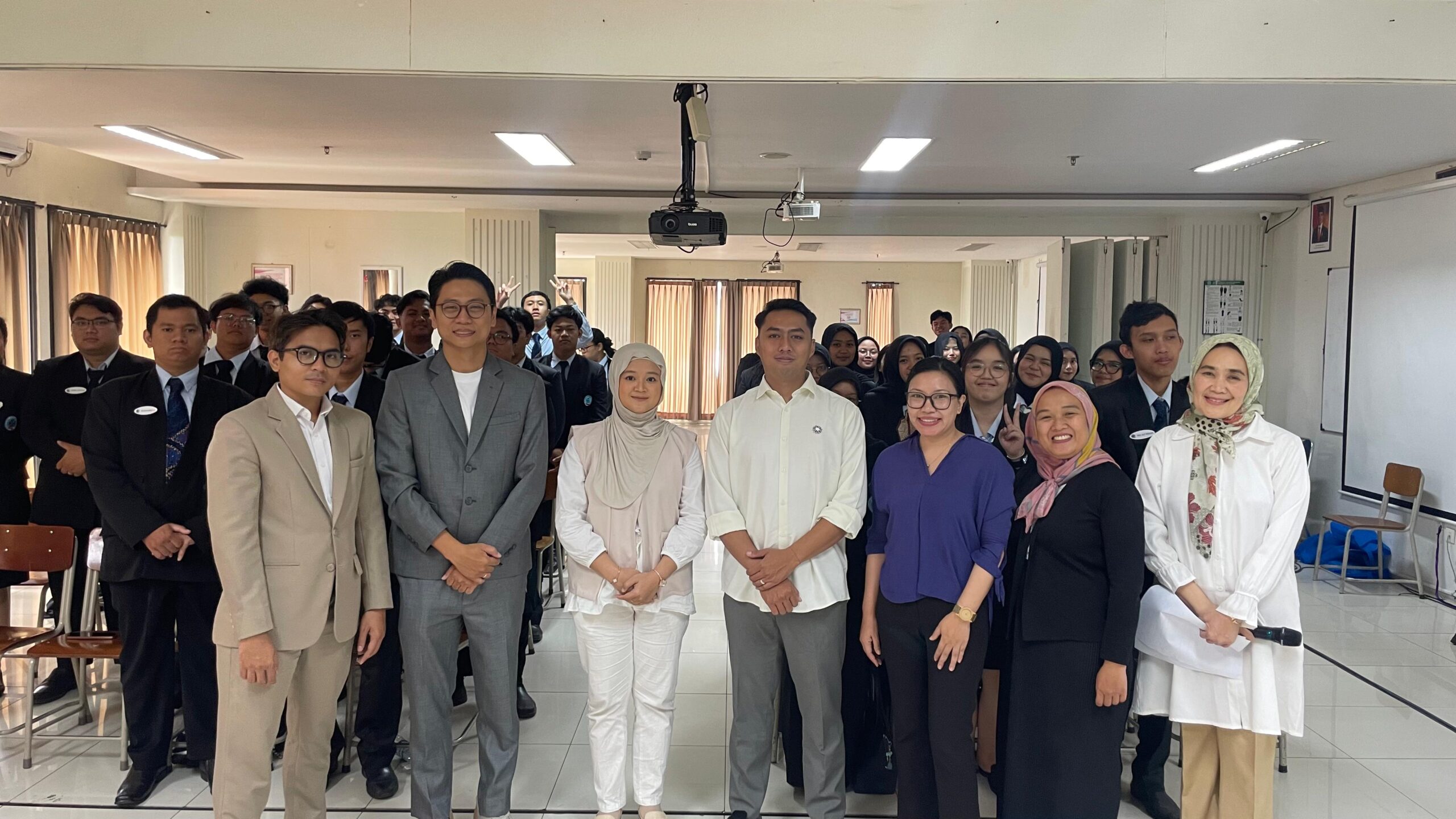 (Foto: Narasumber dan peserta Guest Lecture Week )